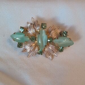 Elegant Vintage Gold and Green Brooch.